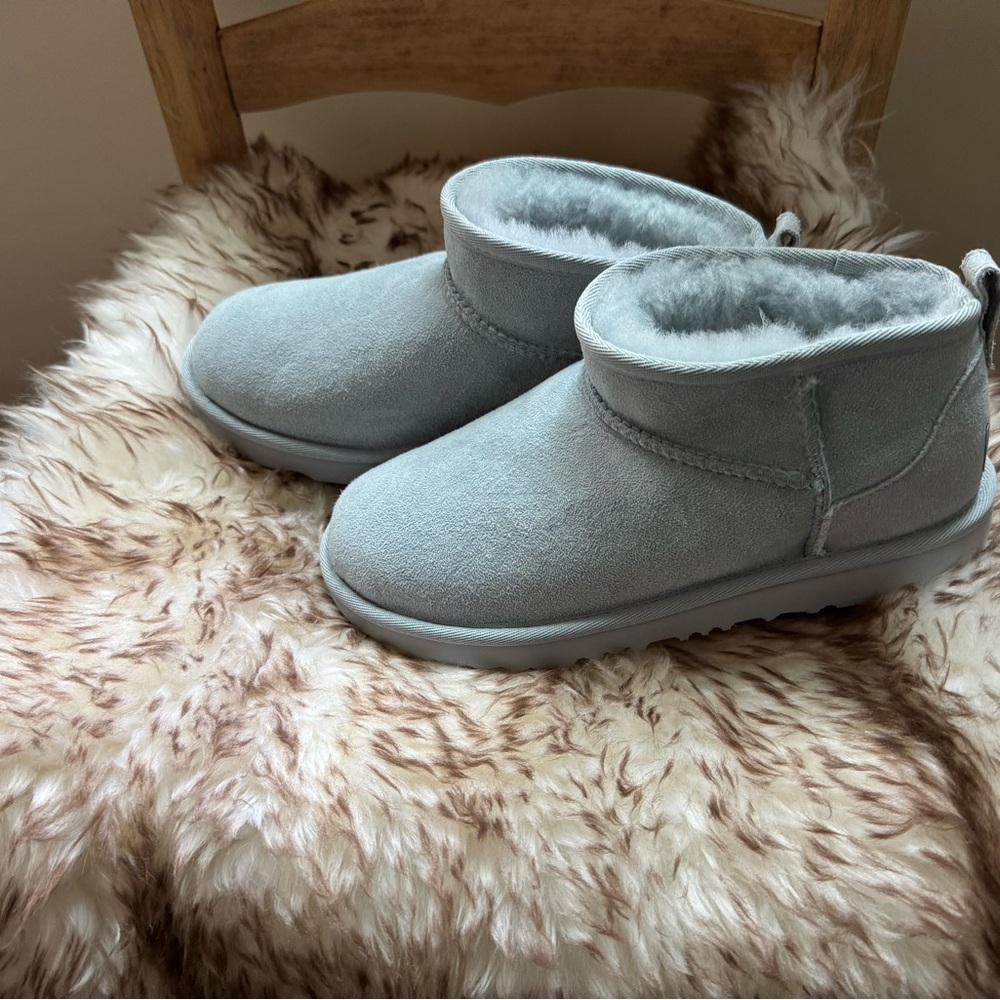 New w/o Box UGG Classic Ultra Mini Boot Big Kid Size 4 Sea Foam Blue